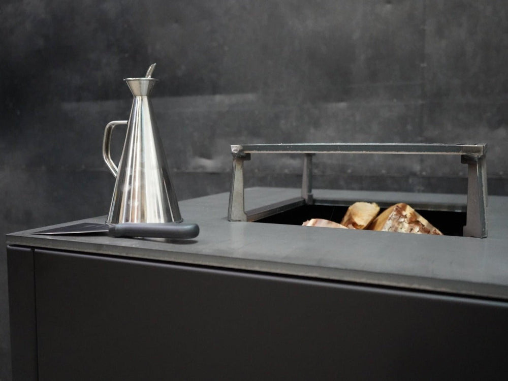 CUBY Feuergrill im Einsatz mit Kochen und Zubehör im Außenbereich