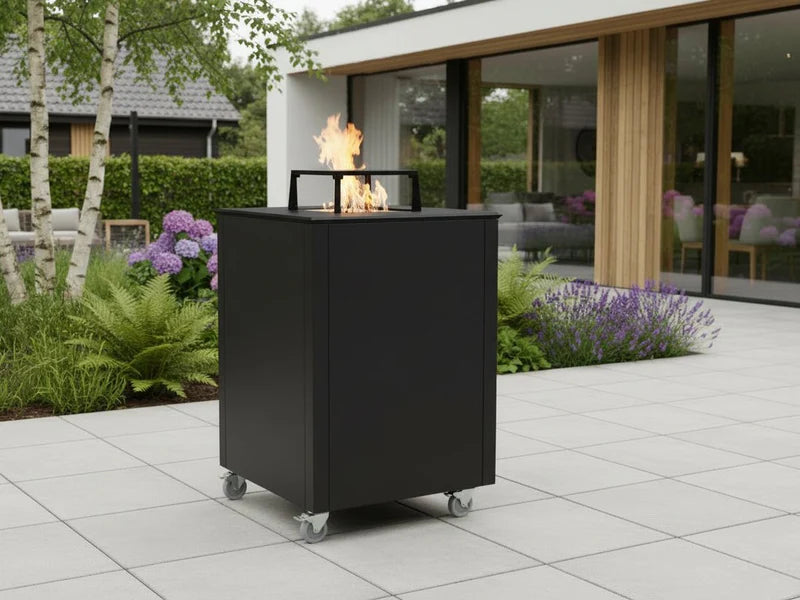 CUBY Feuergrill aus schwarzem Stahl auf moderner Terrasse im nordischen Garten