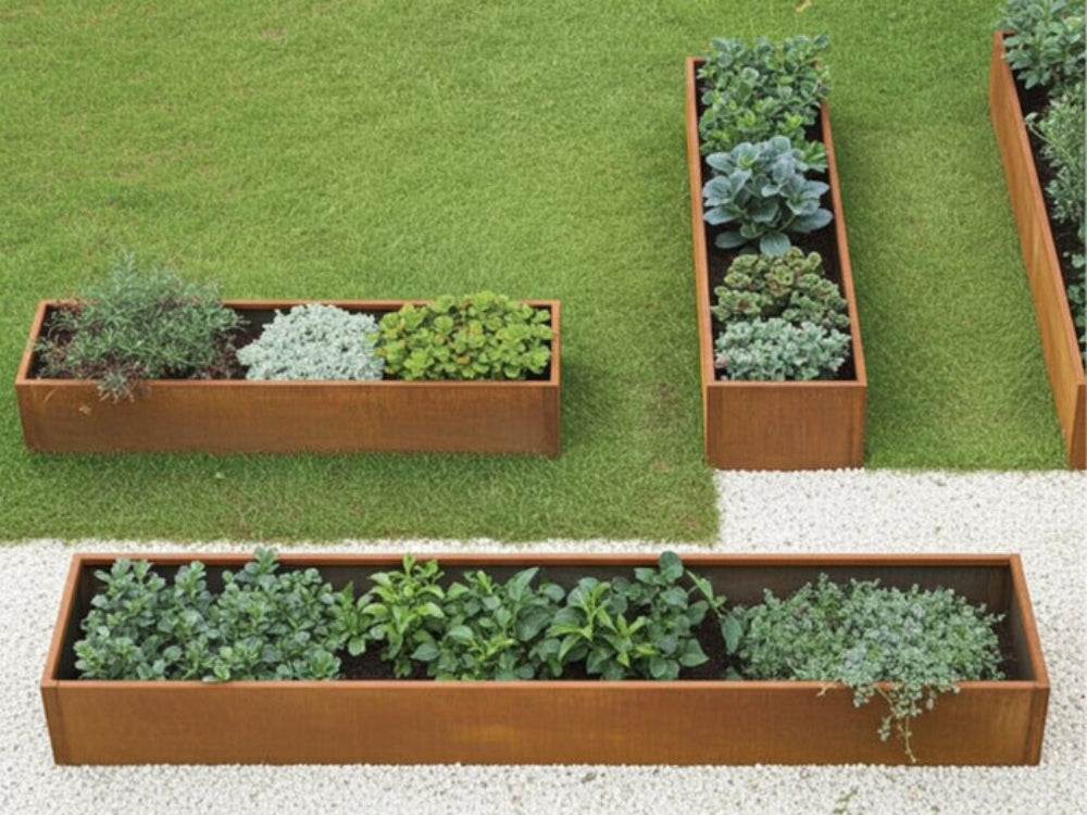 CUBY langes Hochbeet aus Cortenstahl im modernen Gartendesign