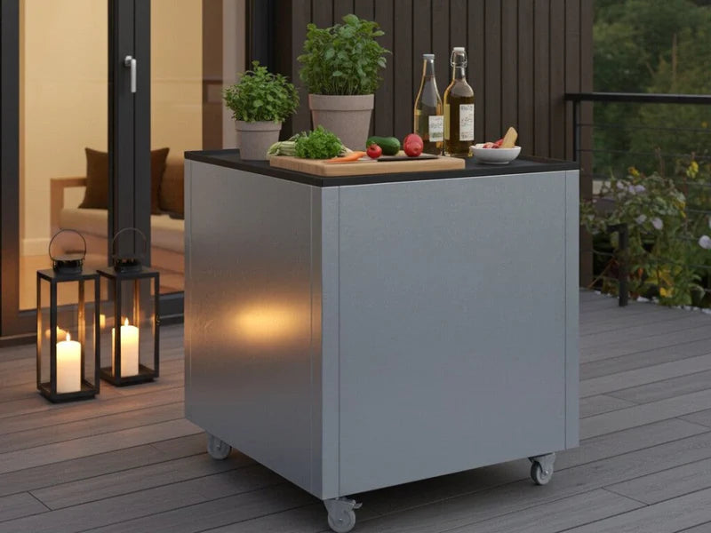 CUBY Outdoor-Küchentisch aus verzinktem Stahl auf Terrasse mit Laternen