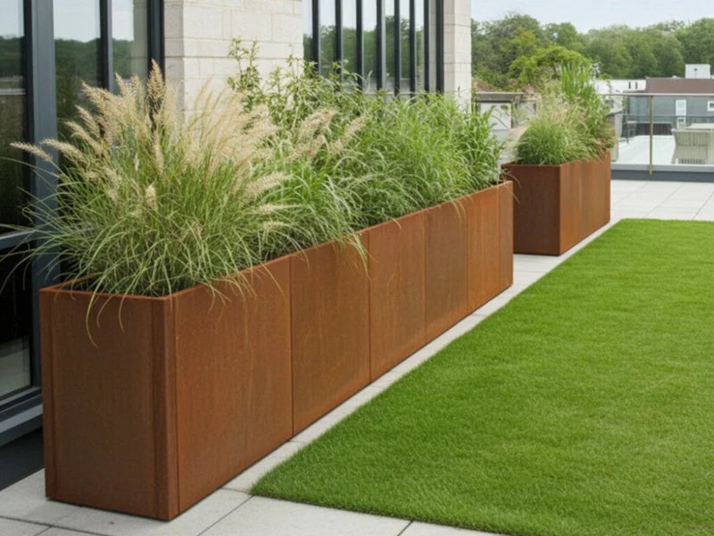 Langer CUBY Pflanzkasten aus Cortenstahl mit Ziergras