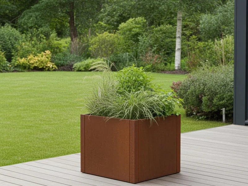 Cortenstahl Pflanzkasten von CUBY mit Ziergras