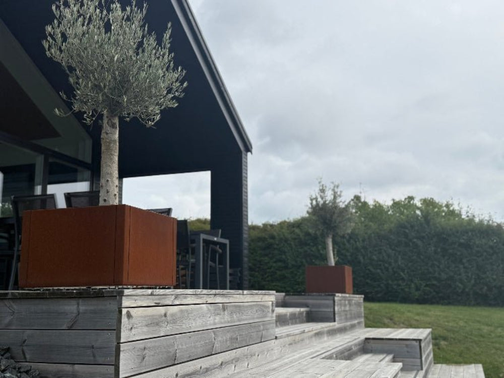 CUBY Pflanzkästen aus Cortenstahl auf Terrasse