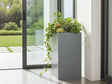 CUBY Pflanzkübel aus verzinktem Stahl mit grünen Pflanzen am Glasfenster