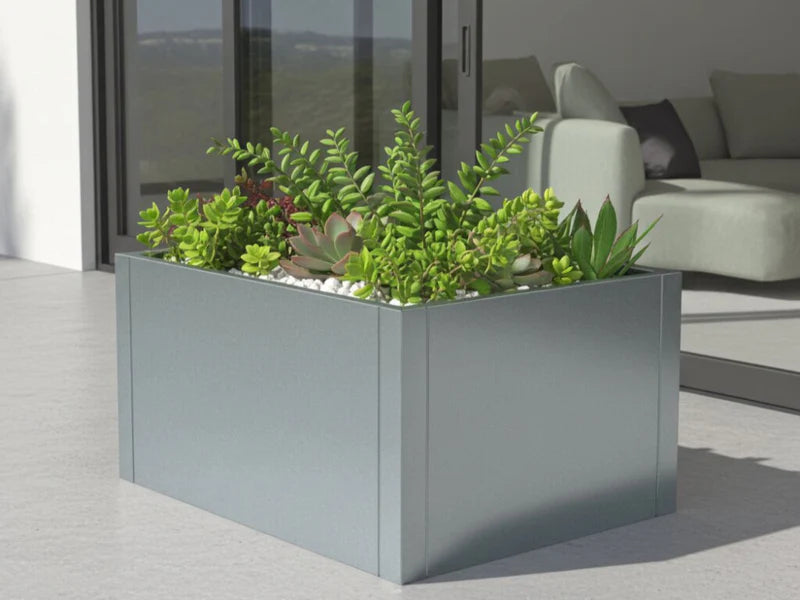 CUBY quadratischer Pflanzkübel aus verzinktem Stahl mit grüner Bepflanzung an modernem Wohnhaus