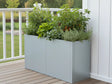 CUBY rechteckiger Pflanzkübel aus verzinktem Stahl mit üppigen Pflanzen auf der Terrasse