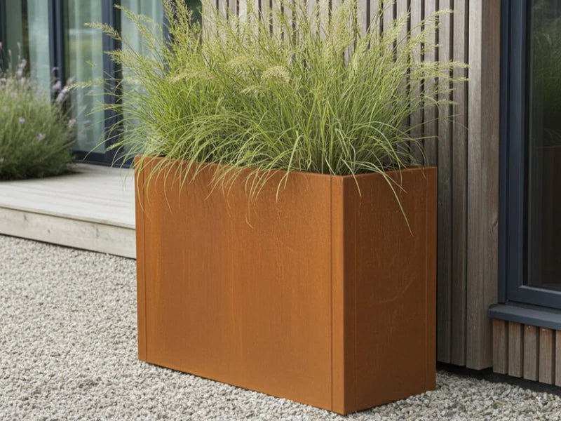 Rechteckiger Pflanzkasten aus Cortenstahl von CUBY mit Ziergras
