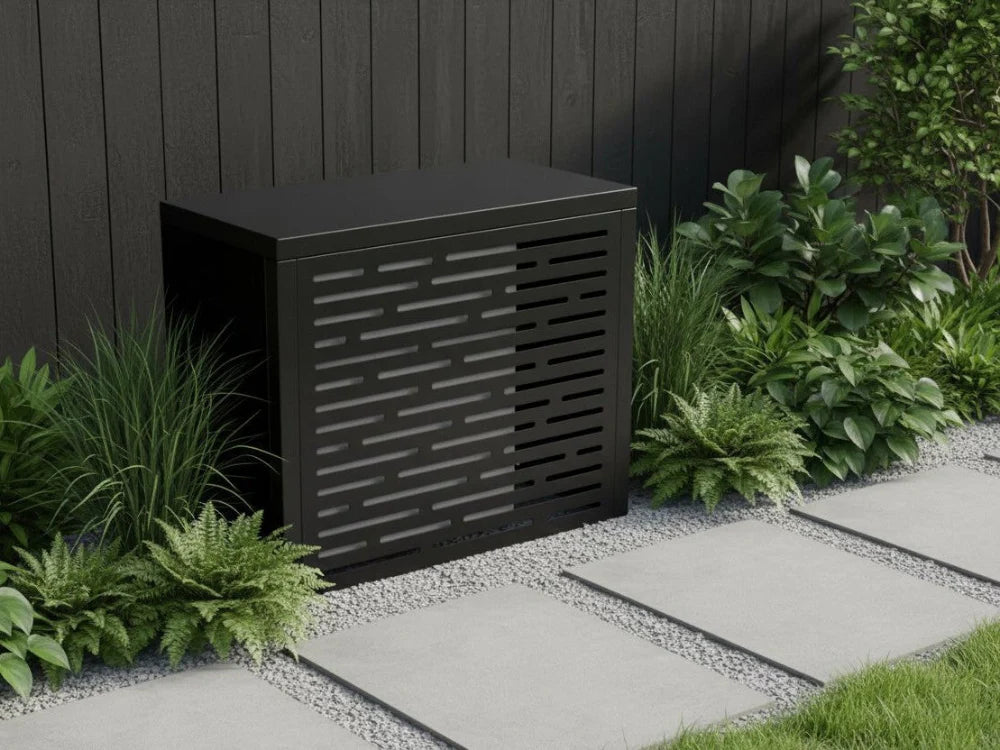 CUBY Wärmepumpenverkleidung in Schwarz im modernen Garten
