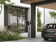 Verzinkte E-Ladestation aus Stahl neben modernem Wohnhaus mit Carport