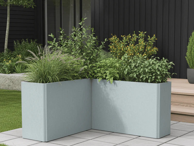 EDGY Eck-Pflanzkübel aus verzinktem Stahl auf der Terrasse