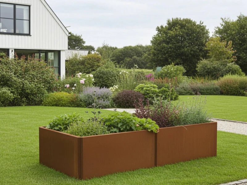EDGY Hochbeet aus Cortenstahl in rechteckiger Form im gepflegten Garten