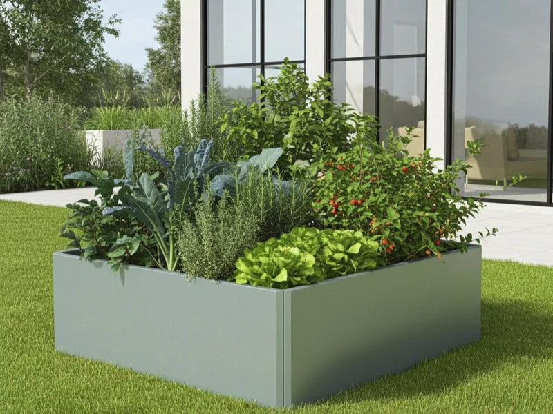 EDGY Hochbeet aus verzinktem Stahl vor moderner Architektur
