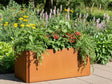 Kompakter rechteckiger EDGY Pflanzkübel aus Cortenstahl im Naturgarten