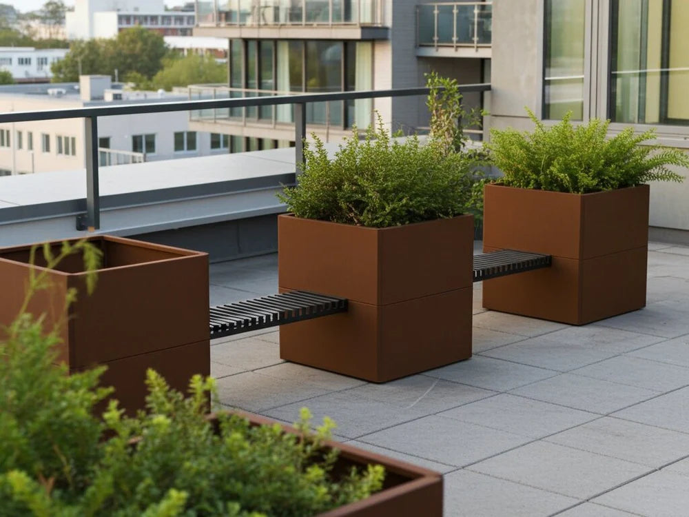 EDGY Pflanzkübel aus Cortenstahl mit integrierter Sitzbank auf Dachterrasse