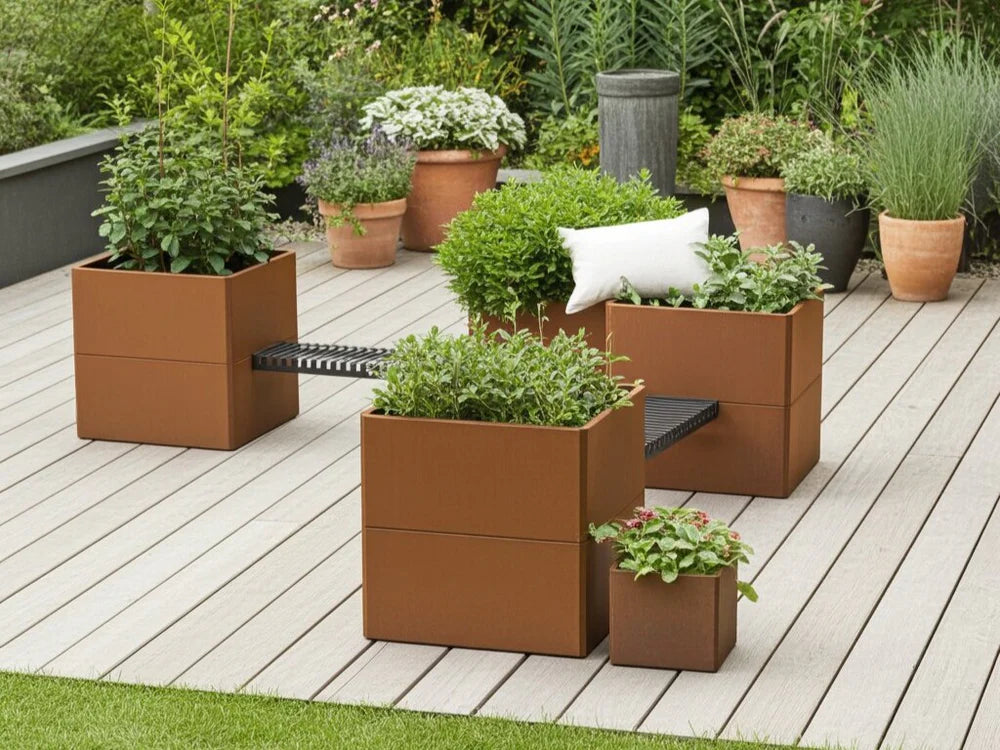 EDGY Pflanzkübel aus Cortenstahl mit Sitzbankmodul auf Terrasse