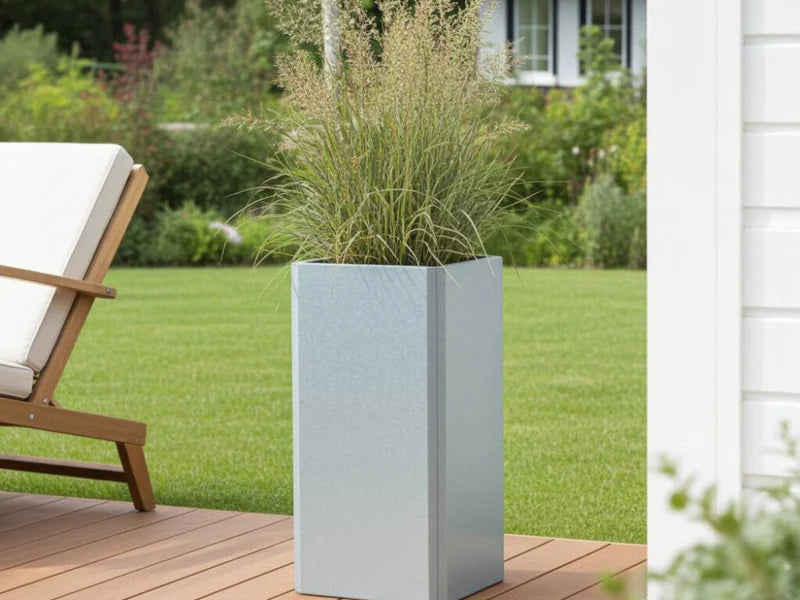 Hoher quadratischer EDGY Pflanzkübel aus verzinktem Stahl mit Ziergras
