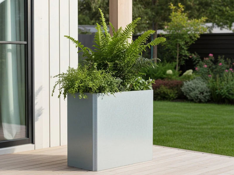 Hoher rechteckiger EDGY Pflanzkübel aus verzinktem Stahl mit Farn