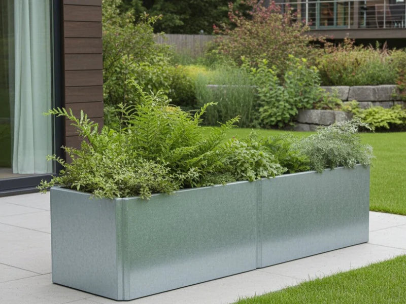 EDGY Pflanzkübel aus verzinktem Stahl vor moderner Hausfassade