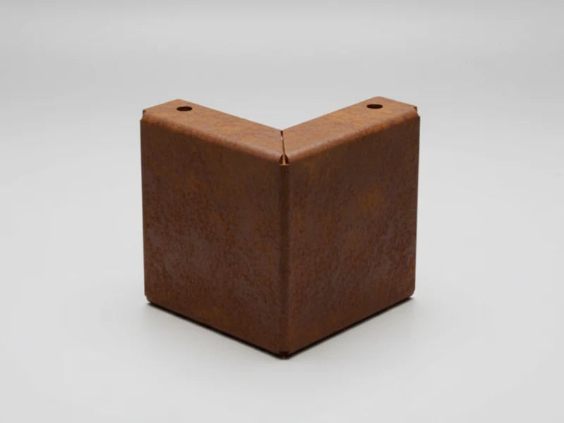 Füße aus Cortenstahl für Pflanzkasten als Ecklösung mit natürlicher Rostpatina