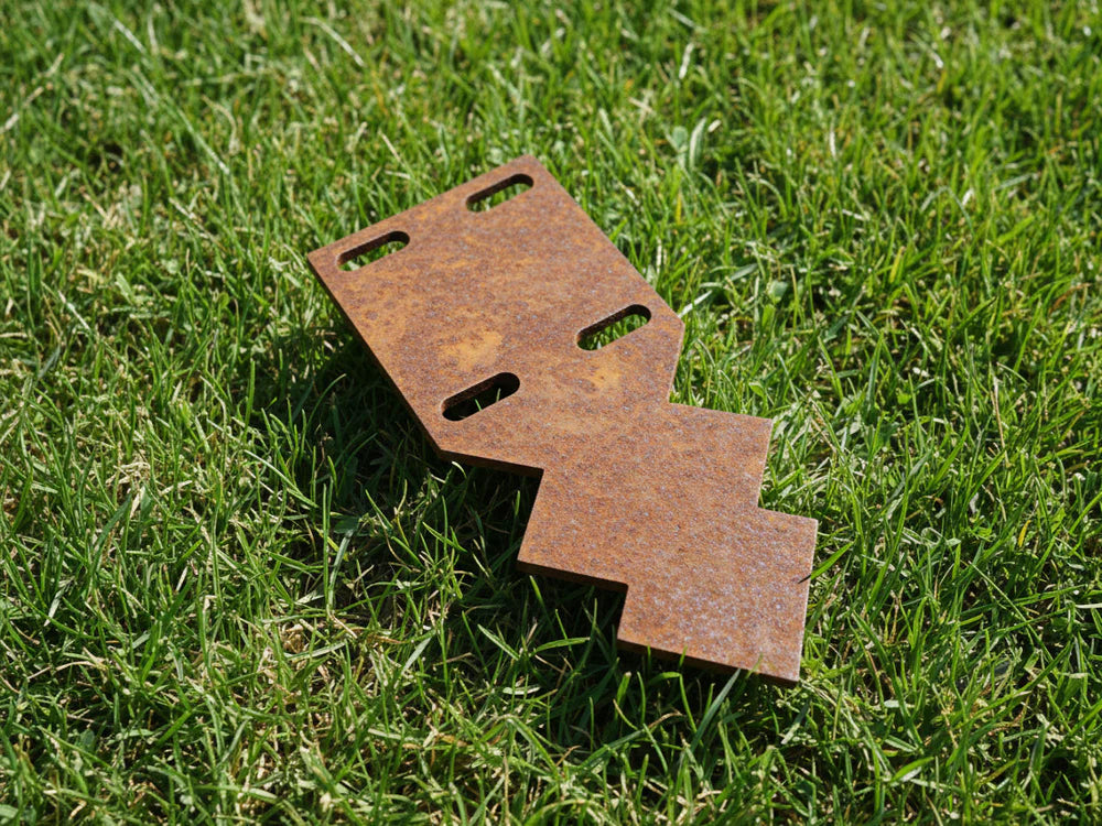 Gerader Verbinder aus Cortenstahl zur Verbindung von Beetkante und Rasenkante