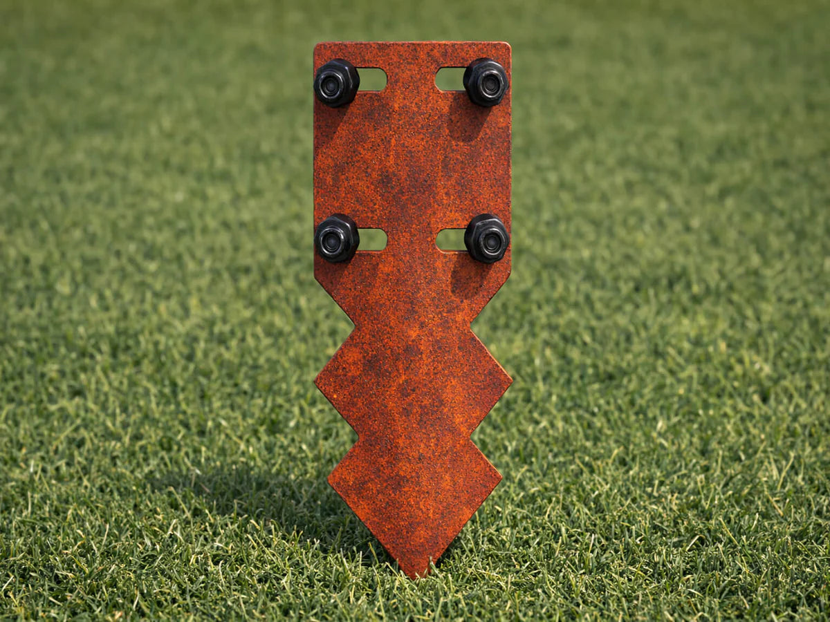 Gerader Verbindungsanker aus Cortenstahl für die Montage von Beetkante mit schwarzen Schrauben