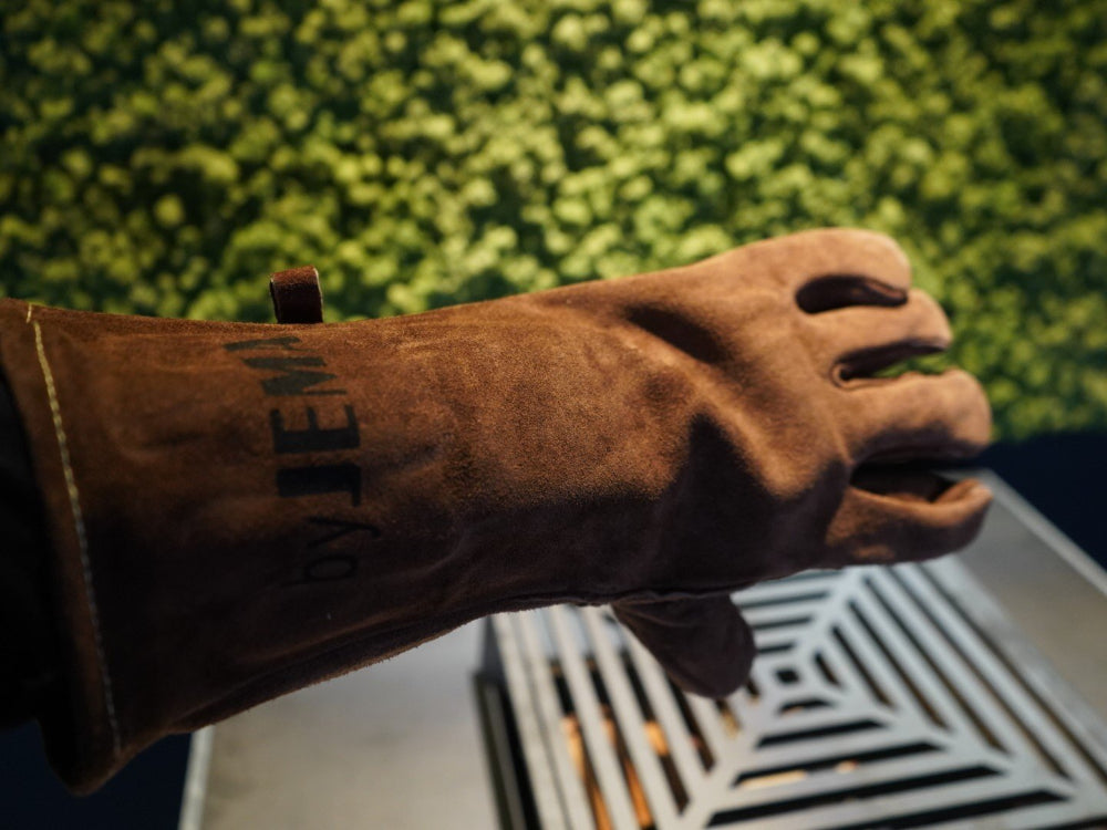 Grillhandschuhe aus Leder im Einsatz am Feuergrill