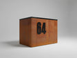 Hausnummer aus Cortenstahl auf kubischer Mülltonnenbox mit Patina