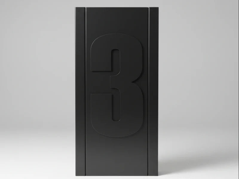 Hausnummer aus schwarz lackiertem Stahl im minimalistischen Design