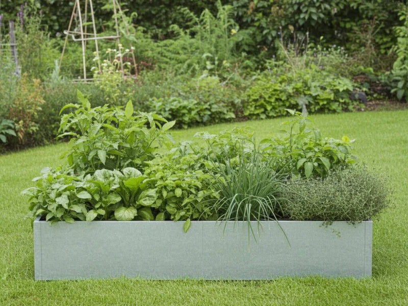 Hochbeet aus verzinktem Stahl mit Kräutern und Pflanzen im naturnahen Garten