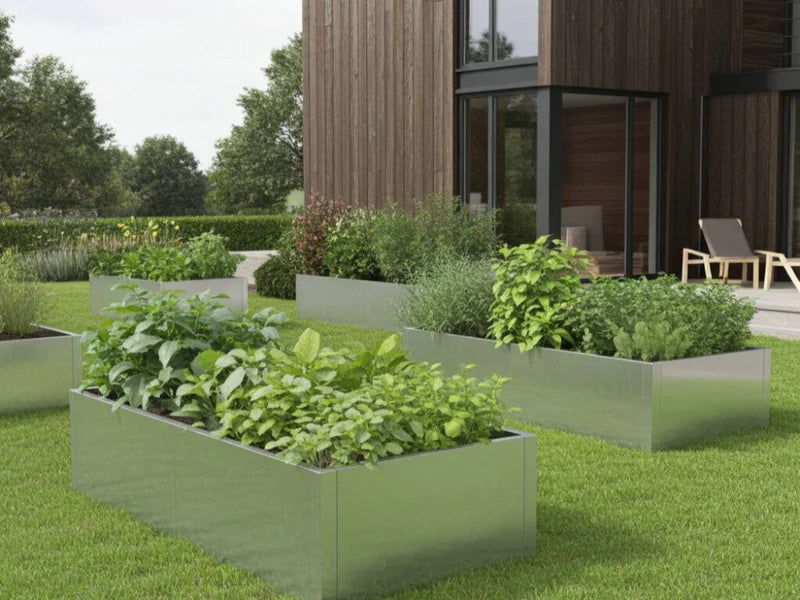 Mehrere Hochbeete aus verzinktem Stahl mit Pflanzen im modernen Villagarten