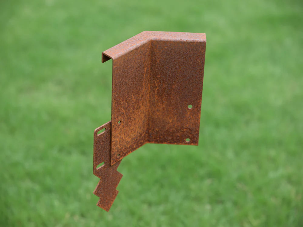 Innenwinkel 45 Grad aus Cortenstahl für Rasenkante mit Umbiegung und Verbindungsanker