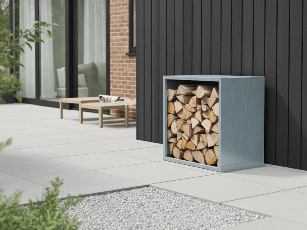 Kaminholzregal aus grau pulverbeschichtetem Stahl, befüllt mit Brennholz auf moderner Terrasse