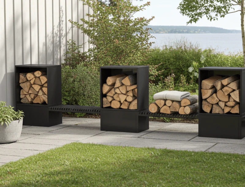 Kaminholzregal aus schwarz pulverbeschichtetem Stahl mit drei Modulen und durchgehender Verbindung auf moderner Terrasse