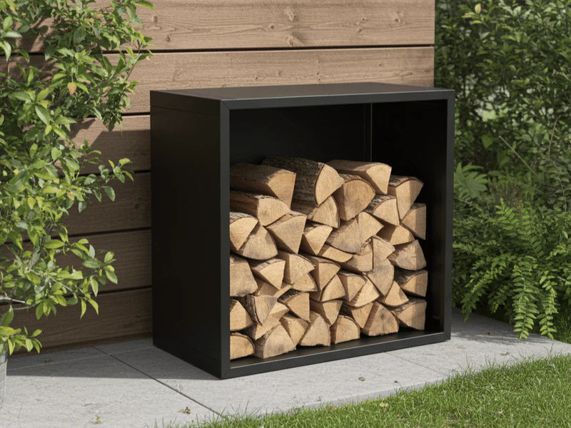 Modernes Kaminholzregal aus schwarz lackiertem Stahl mit gestapeltem Brennholz im Garten