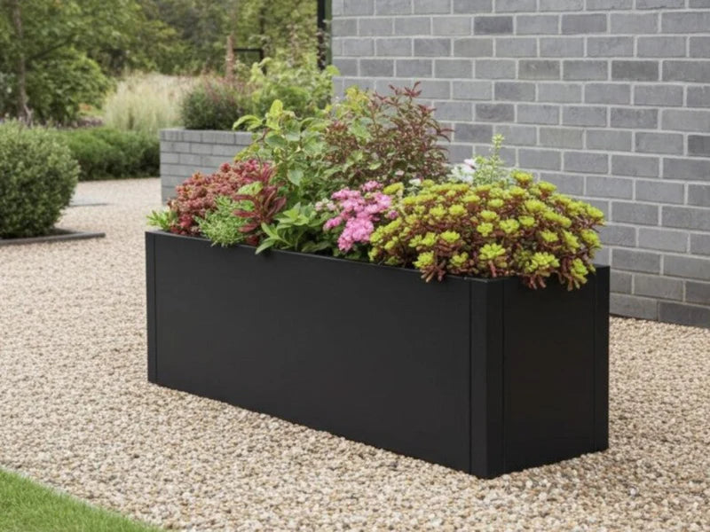 Langer Pflanzkasten aus schwarzem Stahl mit Sukkulenten