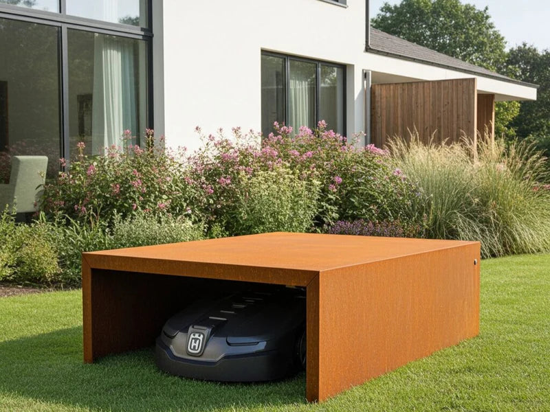Niedrige Mähroboter Garage aus Cortenstahl im Rasen platziert