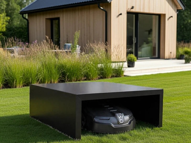 Moderne Mähroboter Garage aus schwarzem Stahl auf der Terrasse