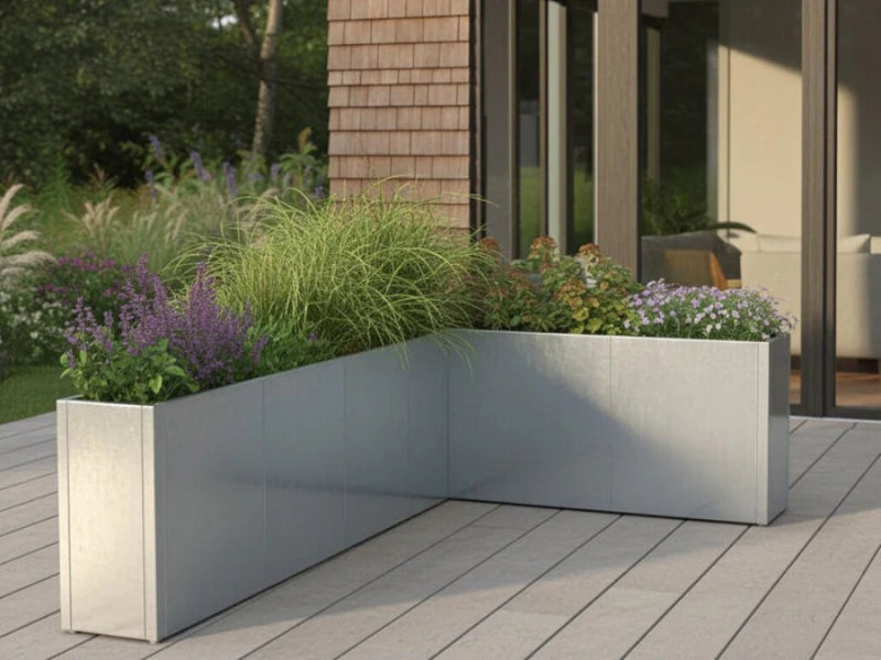 Eckiges Hochbeet aus Metall mit Stauden und Sommerblumen