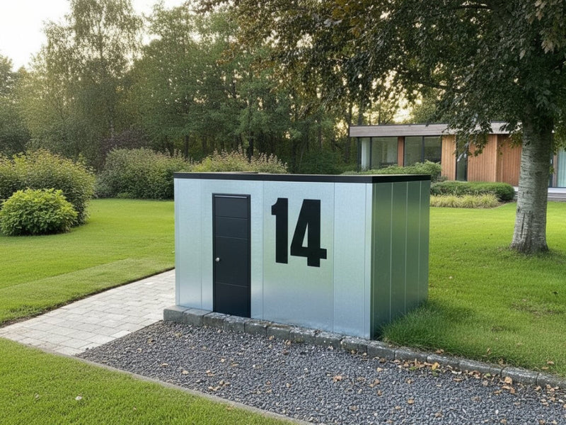 Mülltonnenverkleidung aus verzinktem Stahl vor modernem Haus