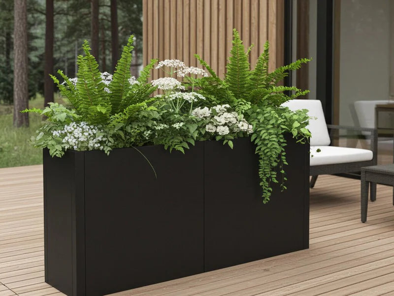Pflanzkasten aus schwarzem Stahl mit Farnen und weißen Blüten