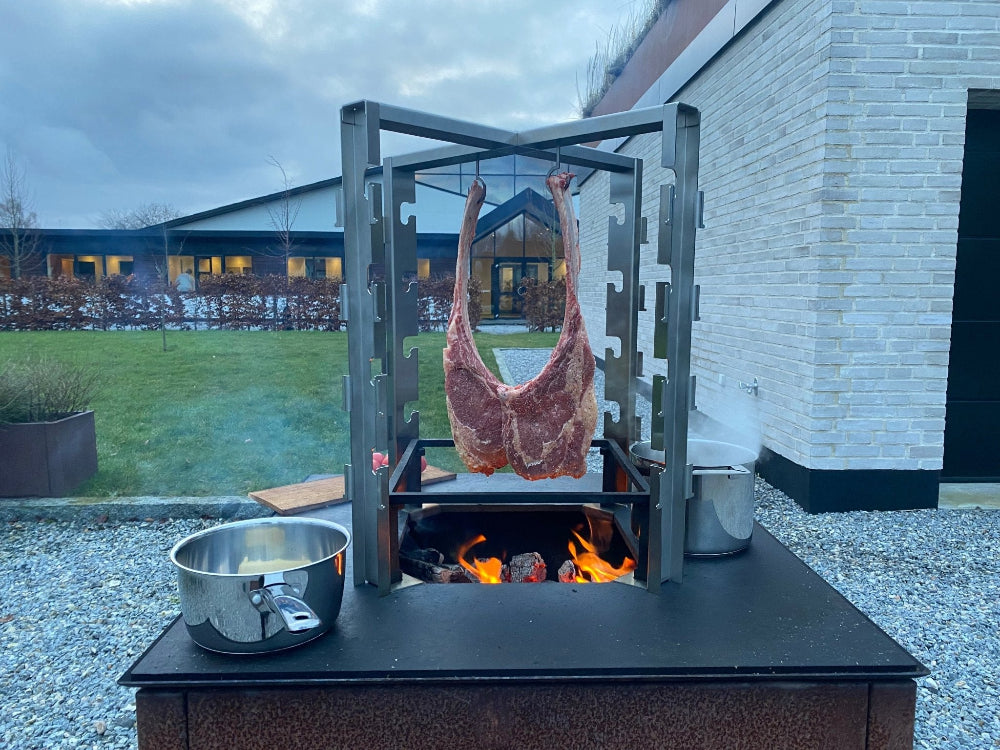 Rotisserie Stativ im Einsatz über Feuer mit Fleisch