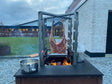 Rotisserie Stativ im Einsatz über Feuer mit Fleisch
