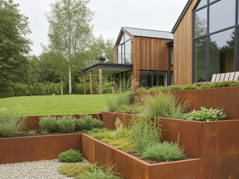 Gebogene Stützmauern aus Cortenstahl im modernen Garten