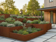 Stützmauer aus Cortenstahl für terrassierte Beete im Garten
