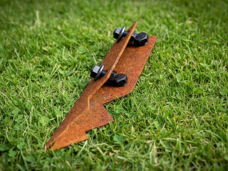 Detail eines Verbindungsankers aus Cortenstahl mit Schrauben zur Verbindung