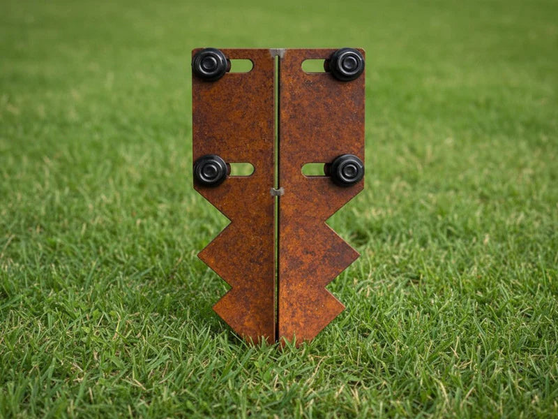 Verbindungsanker aus Cortenstahl für Rasenkanten, im Rasen montiert mit Schrauben