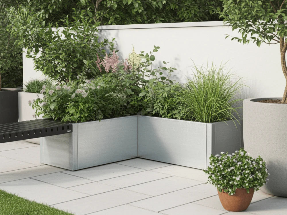 Winkel Pflanzkasten aus verzinktem Stahl CUBY mit integrierter schwarzer Bank auf Terrasse
